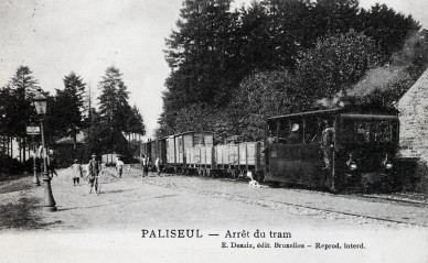 Paliseul-arrêt du tram + tram vapeur.jpg
